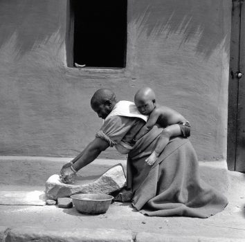 Constance Stuart Larrabee, Sotho mother and child, Ultrachrome print, Overall: 16 x 20in. (40.6 x 50.8cm), Constance Stuart Larrabee Collection
Eliot Elisofon Photographic Archives
National Museum of African Art
Smithsonian Institution